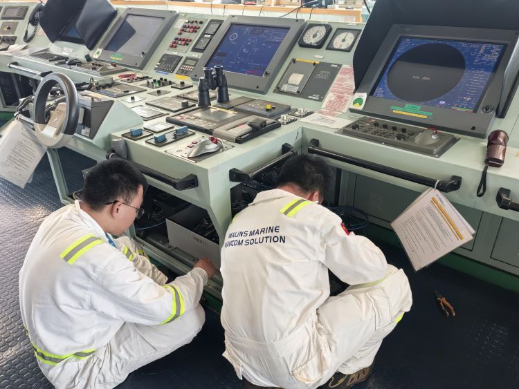 Il team di ingegneri della Malins Marine al servizio dei clienti del settore marittimo nel porto di Zhoushan